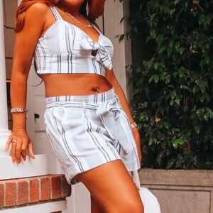 Black and white shorts crop
Top set